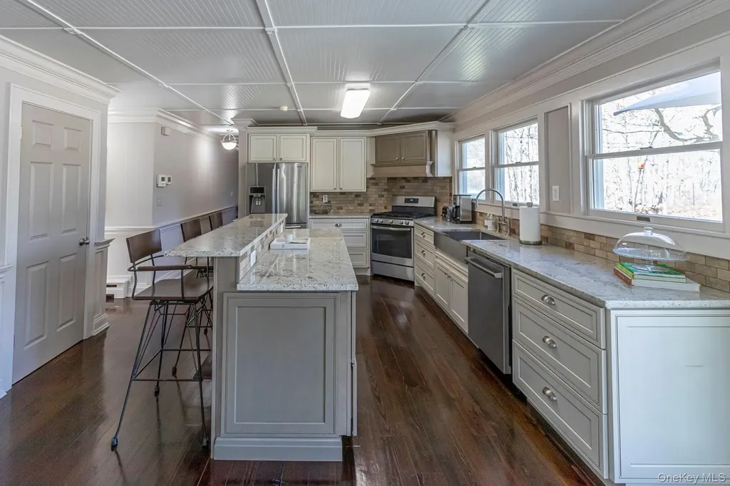 6 Bayview Terrace Hampton Bays NY 11946