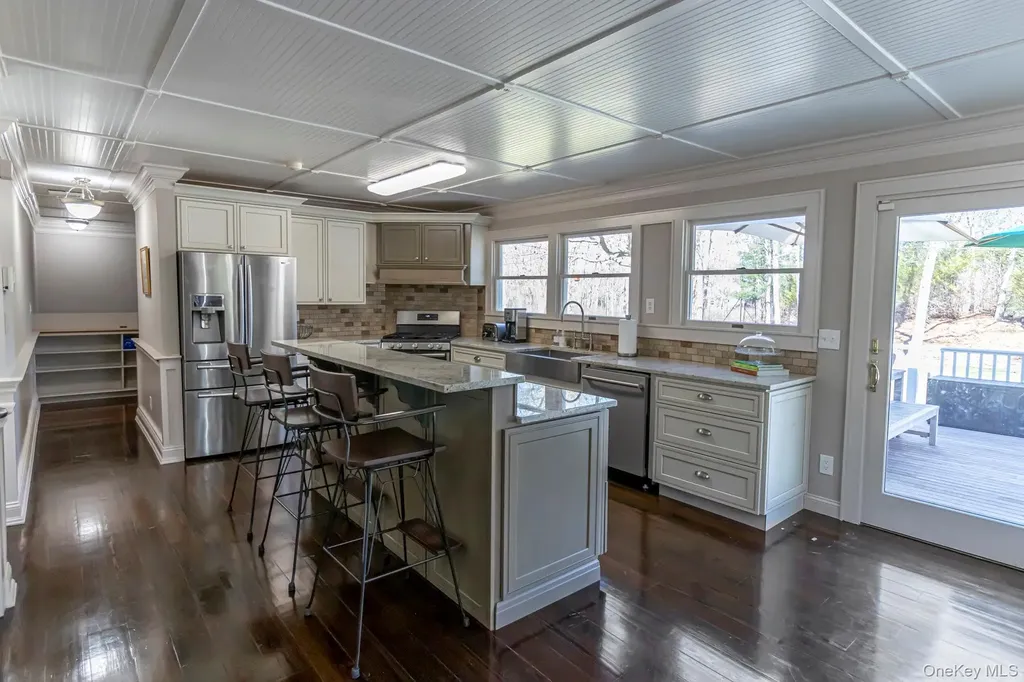 6 Bayview Terrace Hampton Bays NY 11946