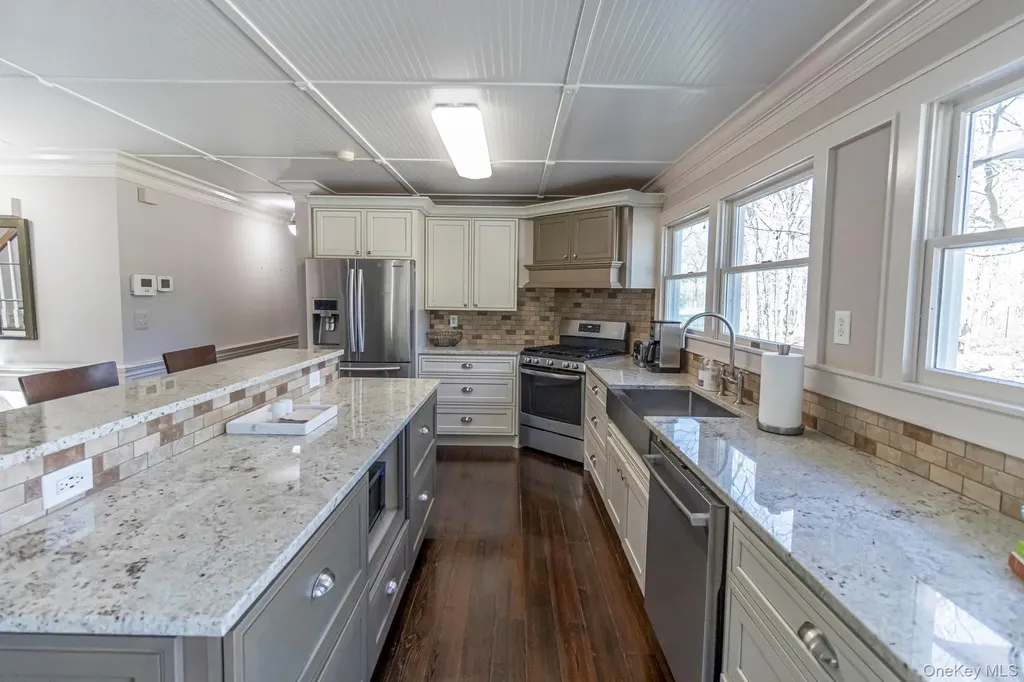 6 Bayview Terrace Hampton Bays NY 11946