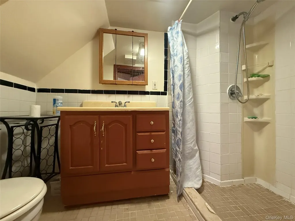 16042 26th Avenue Flushing NY 11358