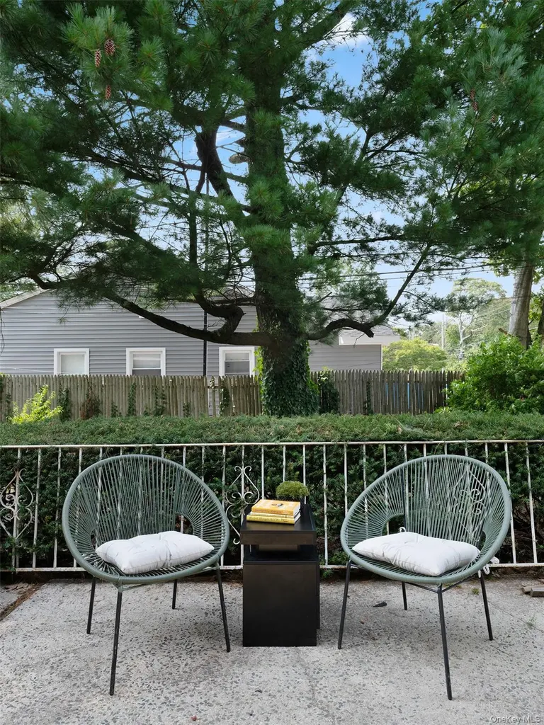 215 N Brookside Avenue Freeport NY 11520