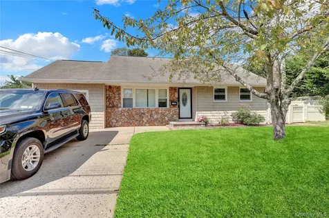 1394 E 3rd Avenue Bay Shore NY 11706