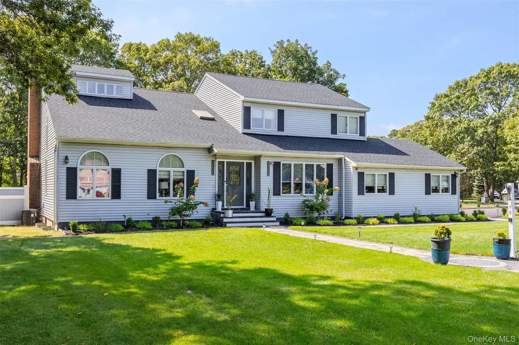 12 Deer Path Shirley NY 11967
