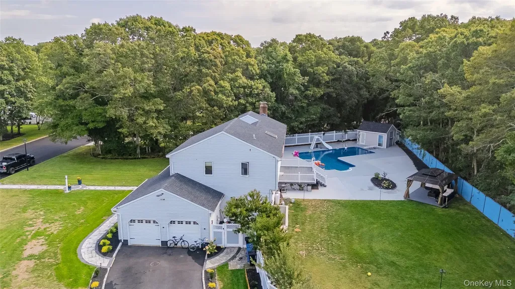 12 Deer Path Shirley NY 11967