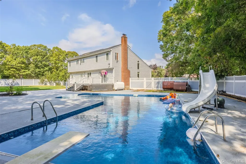 12 Deer Path Shirley NY 11967