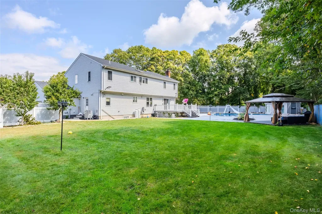 12 Deer Path Shirley NY 11967
