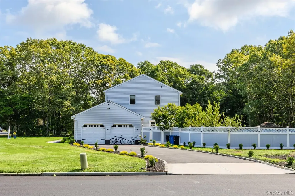 12 Deer Path Shirley NY 11967