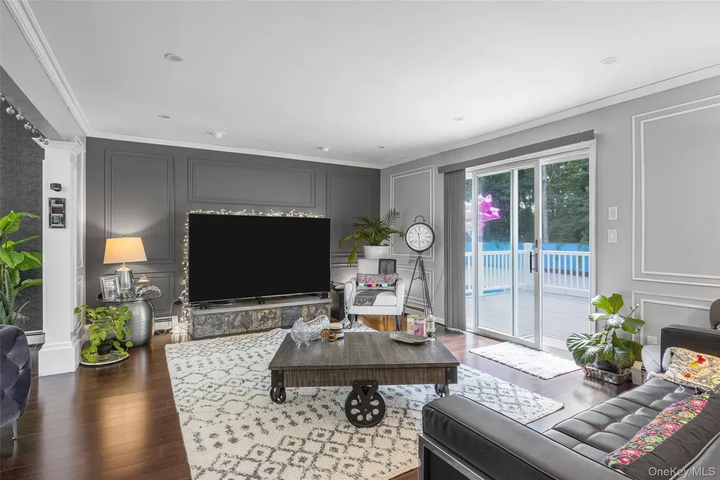 12 Deer Path Shirley NY 11967