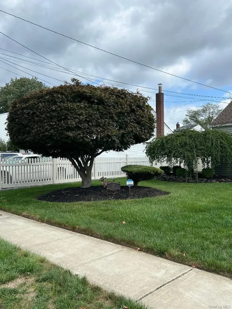 27 Taca Boulevard Deer Park NY 11729
