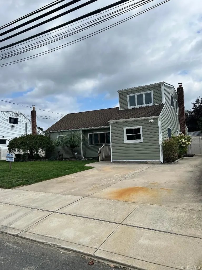 27 Taca Boulevard Deer Park NY 11729
