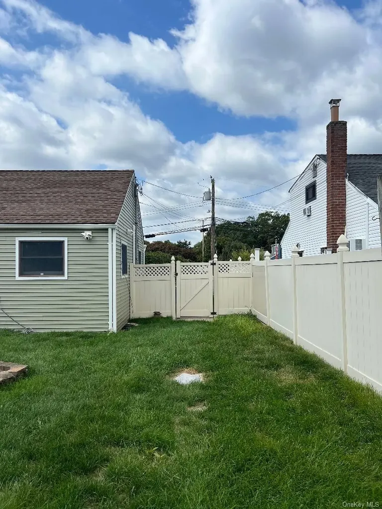 27 Taca Boulevard Deer Park NY 11729