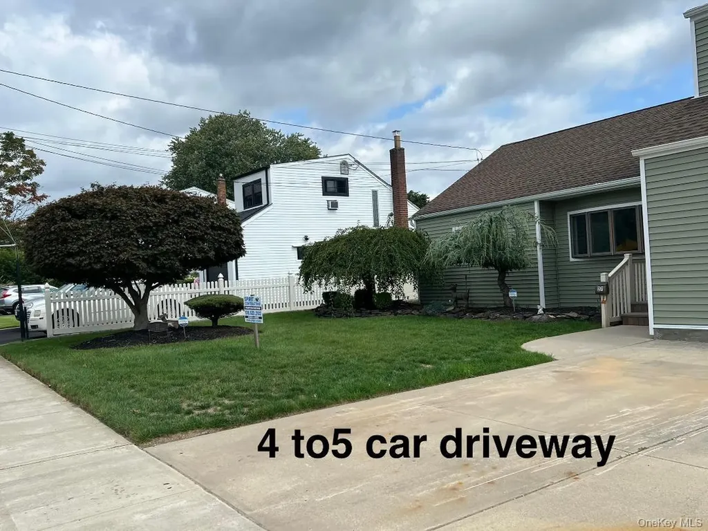 27 Taca Boulevard Deer Park NY 11729