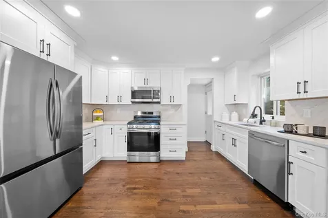 39 Paulanna Avenue Bayport NY 11705