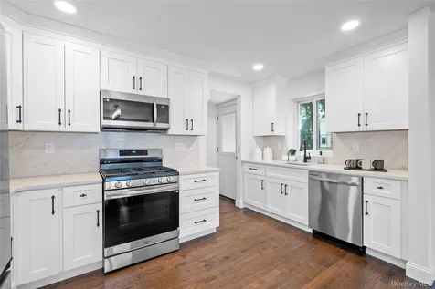 39 Paulanna Avenue Bayport NY 11705