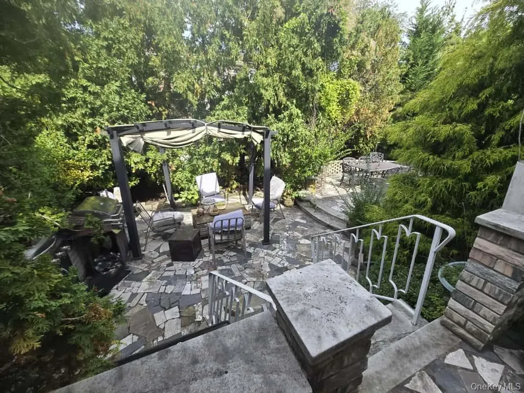 542 Hemlock Drive Cedarhurst NY 11516