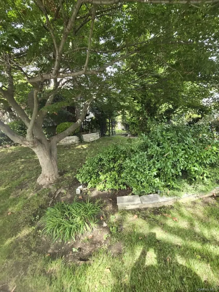 542 Hemlock Drive Cedarhurst NY 11516