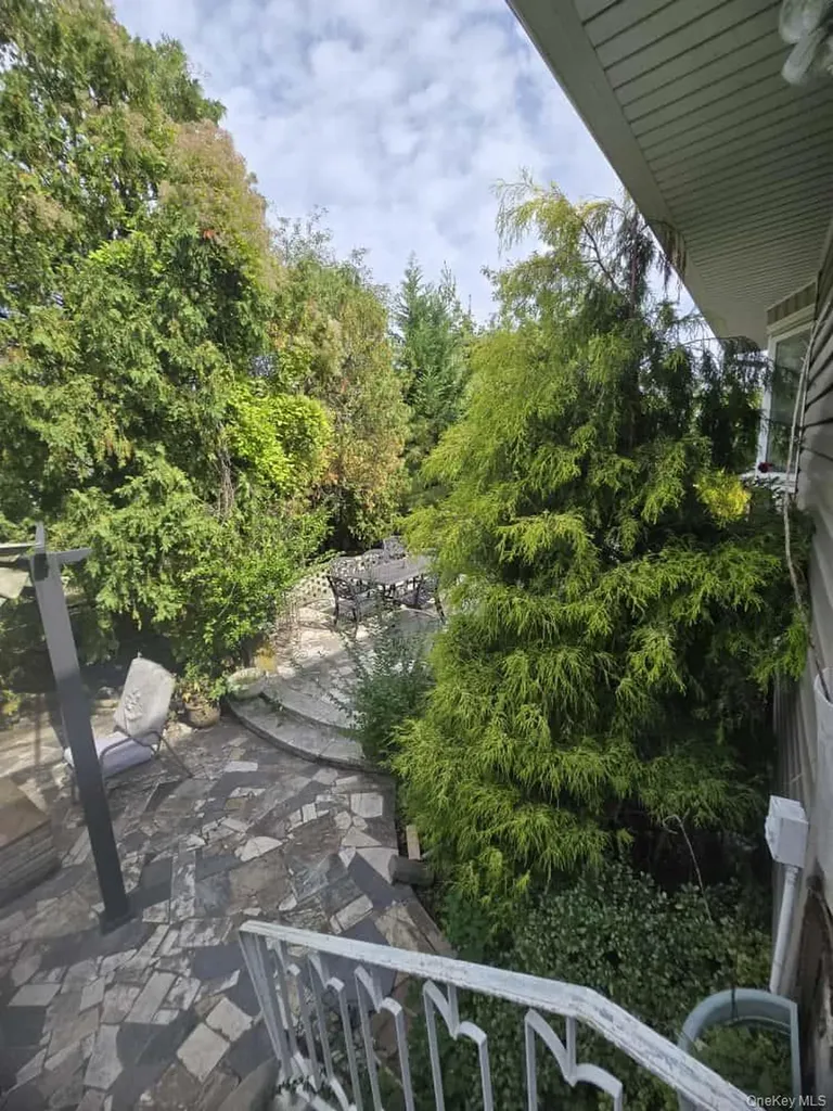 542 Hemlock Drive Cedarhurst NY 11516