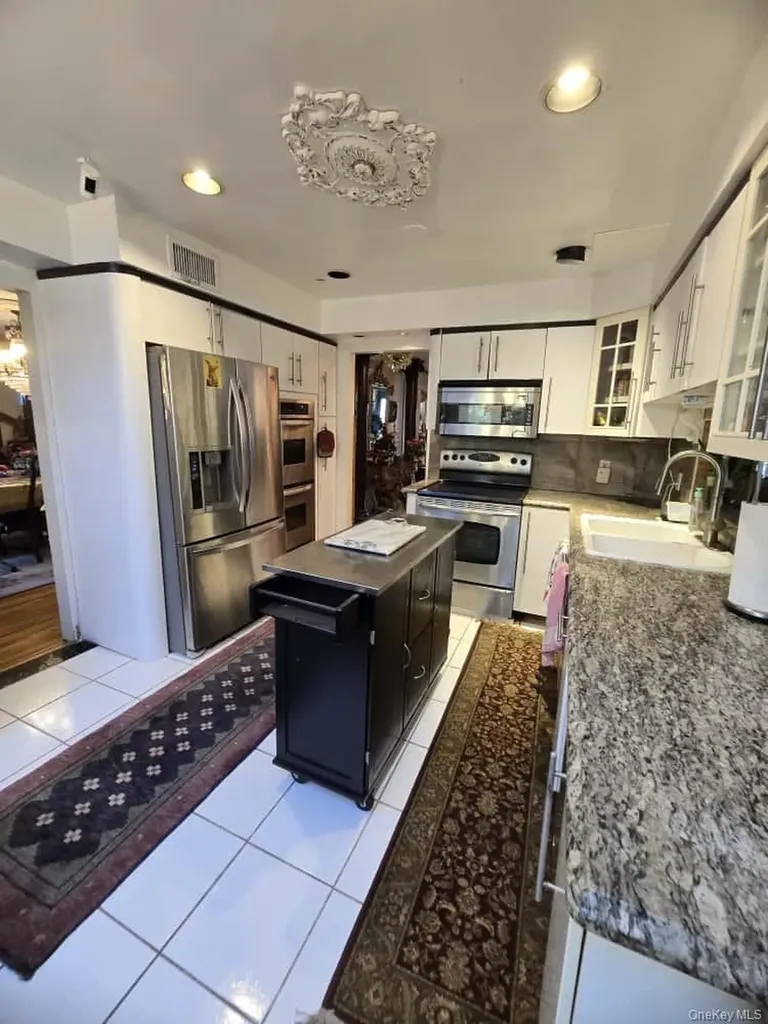 542 Hemlock Drive Cedarhurst NY 11516