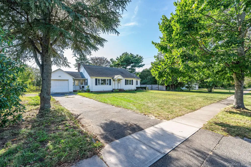 585 Peconic Lane Peconic NY 11958