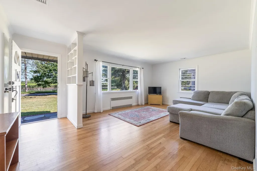 585 Peconic Lane Peconic NY 11958