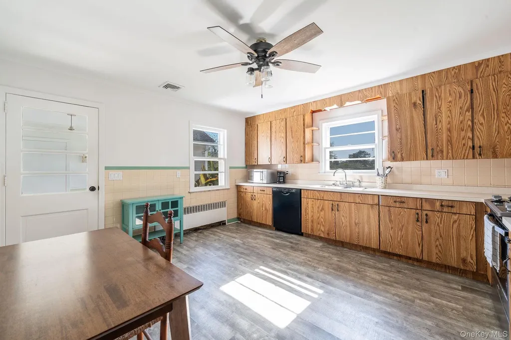 585 Peconic Lane Peconic NY 11958