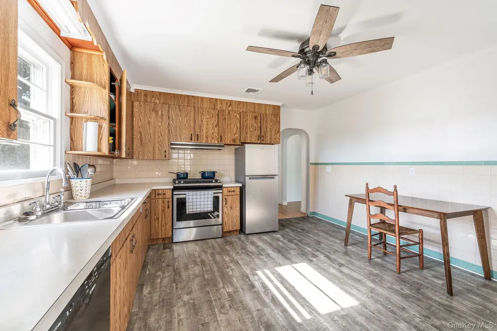 585 Peconic Lane Peconic NY 11958