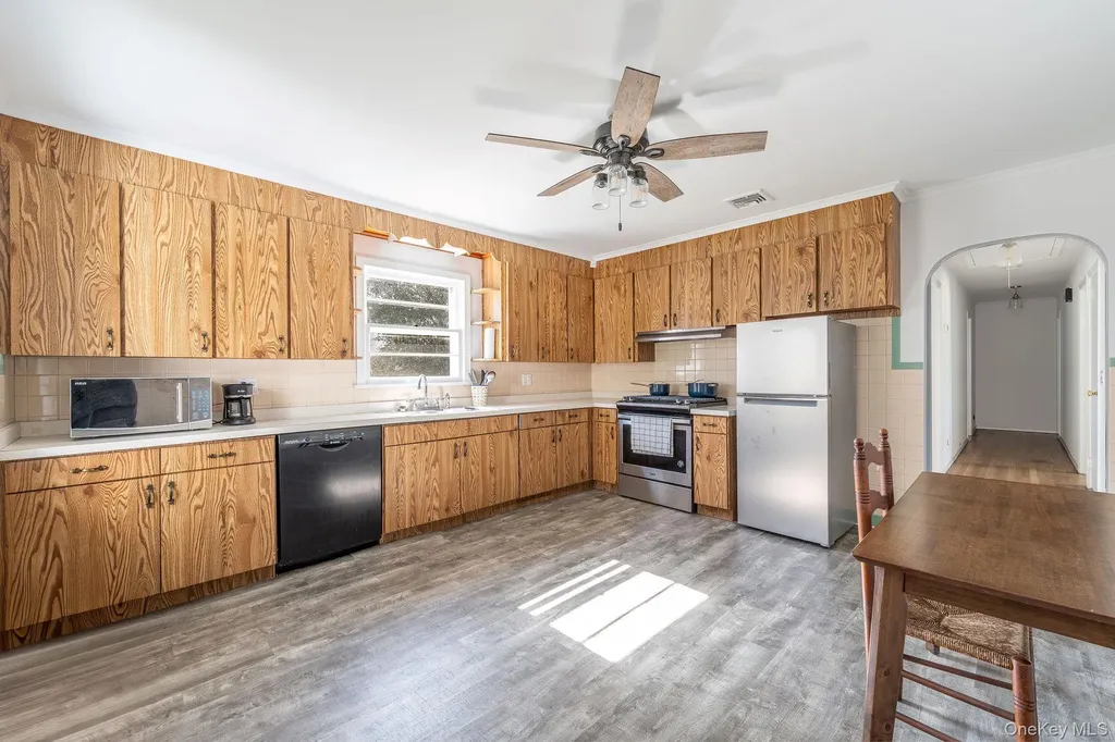 585 Peconic Lane Peconic NY 11958