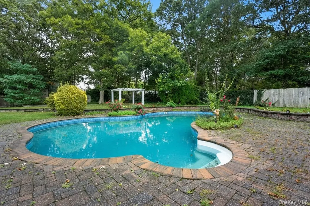 6 13th Street Selden NY 11784