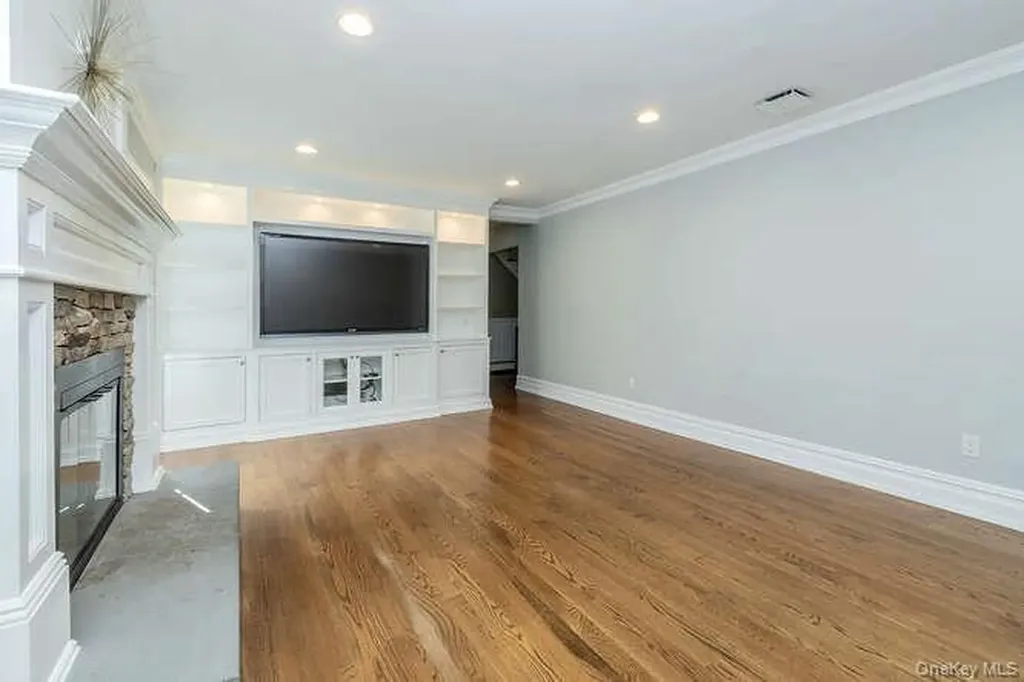 30 Knoll Lane Glen Head NY 11545