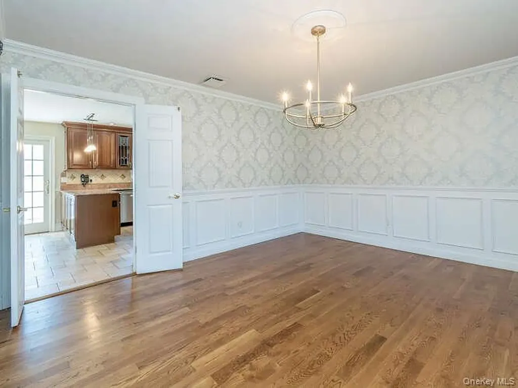 30 Knoll Lane Glen Head NY 11545