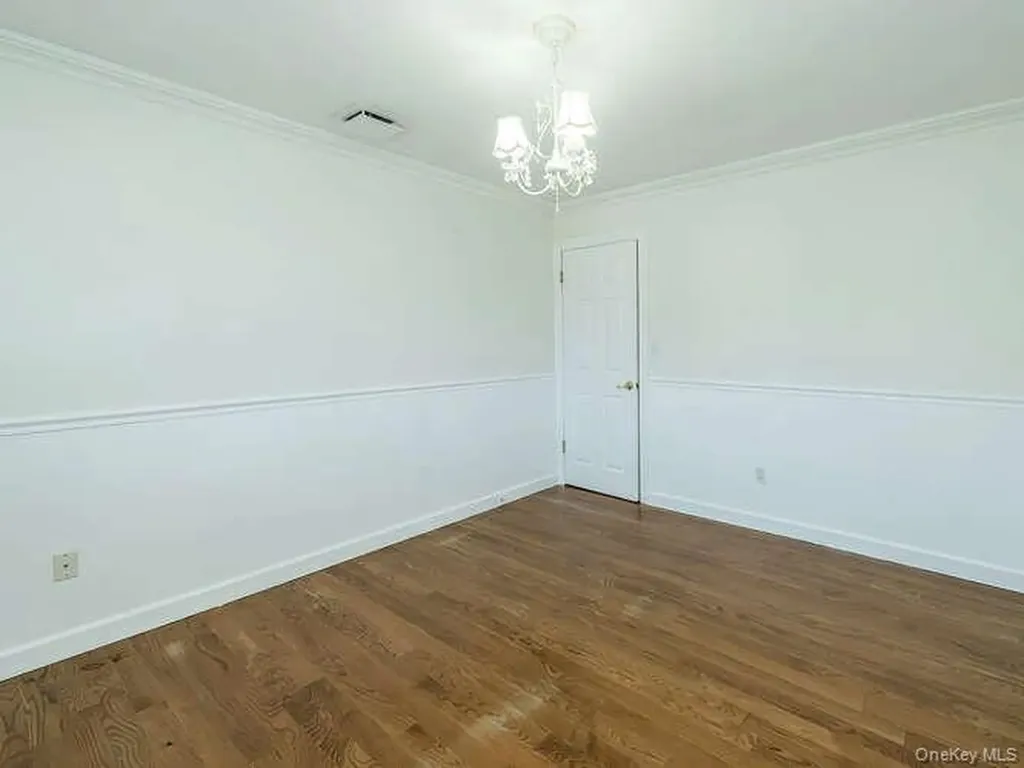 30 Knoll Lane Glen Head NY 11545