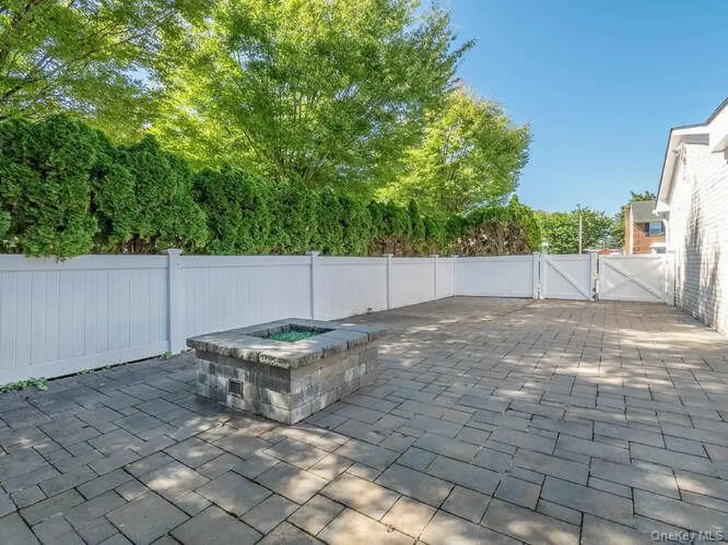 30 Knoll Lane Glen Head NY 11545