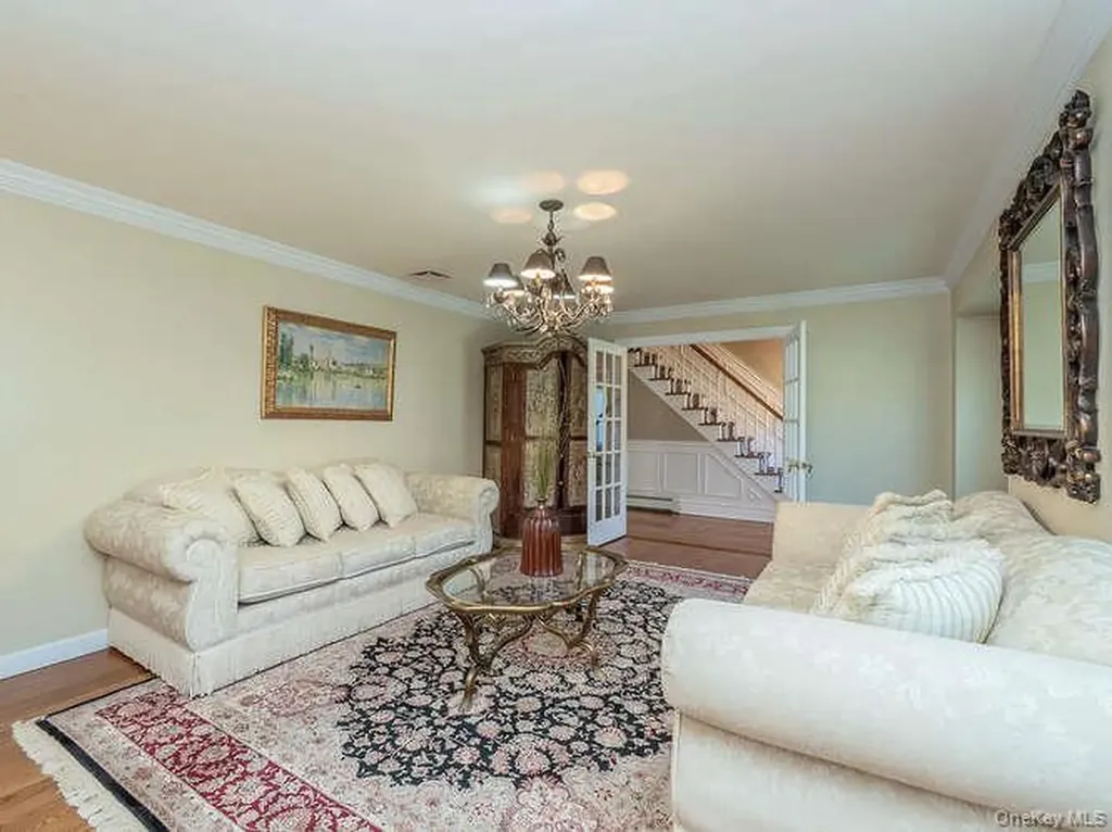 30 Knoll Lane Glen Head NY 11545