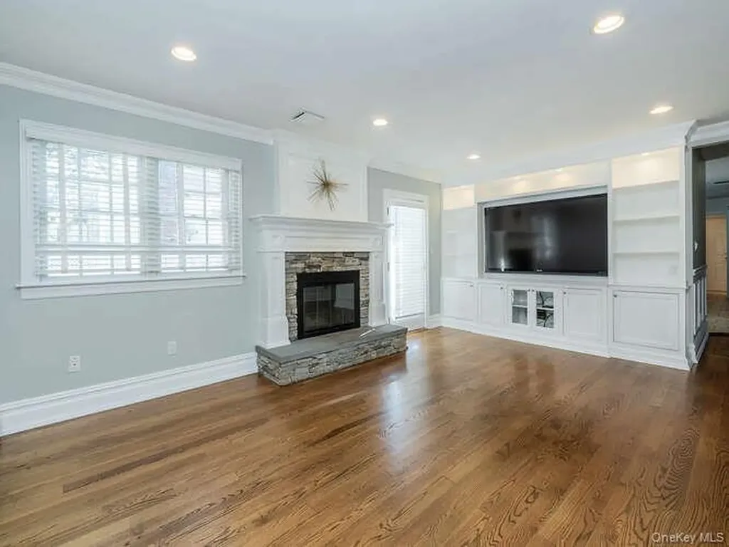 30 Knoll Lane Glen Head NY 11545