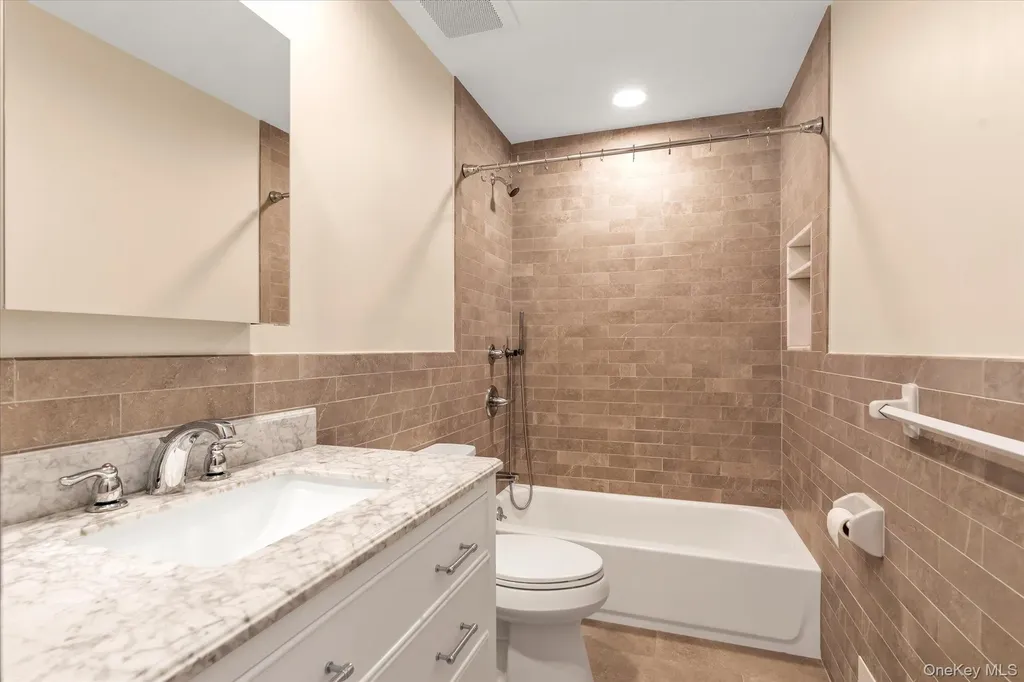 150 Whalers Cove Babylon NY 11702