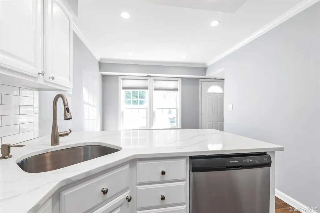 150 Whalers Cove Babylon NY 11702