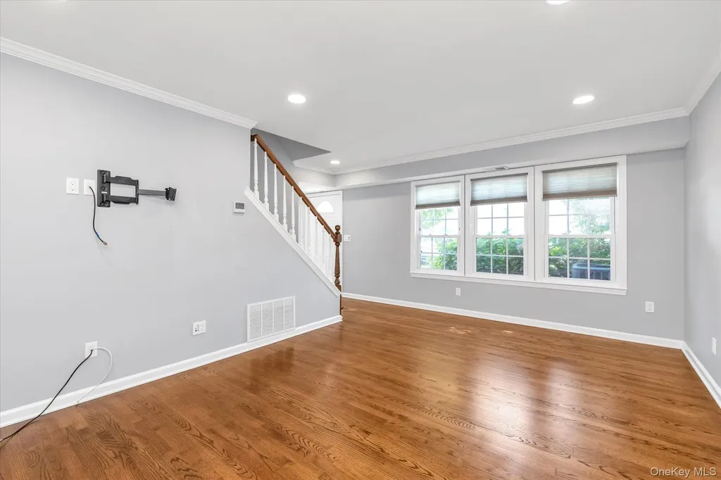 150 Whalers Cove Babylon NY 11702