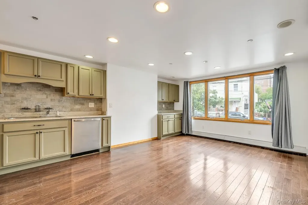 21-05 33rd Avenue Astoria NY 11106