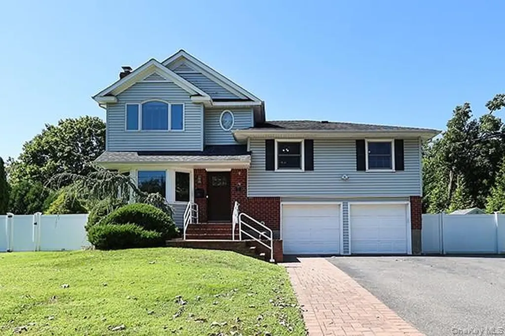 15 Hedgerow Lane Commack NY 11725