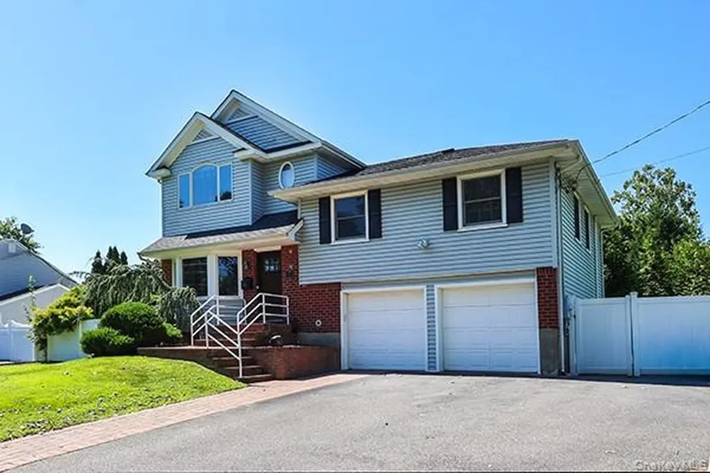 15 Hedgerow Lane Commack NY 11725