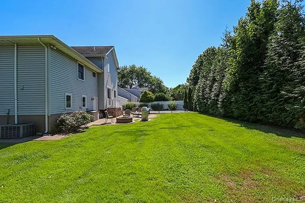 15 Hedgerow Lane Commack NY 11725