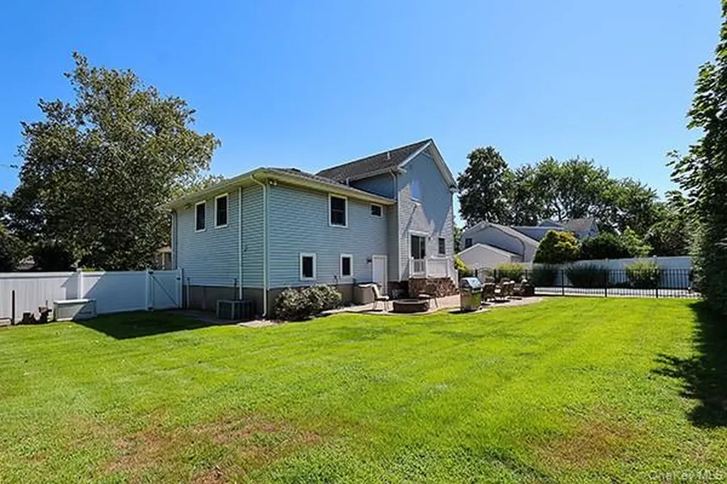 15 Hedgerow Lane Commack NY 11725