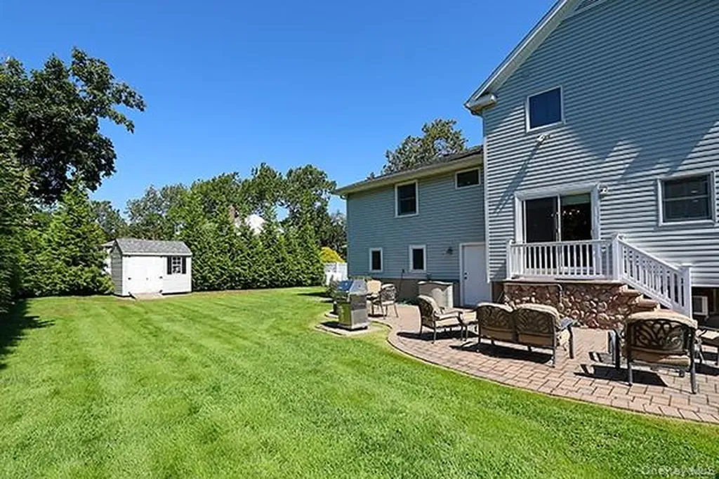 15 Hedgerow Lane Commack NY 11725