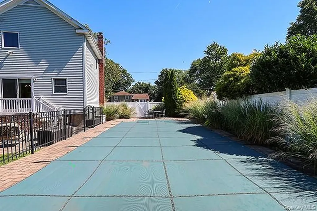 15 Hedgerow Lane Commack NY 11725