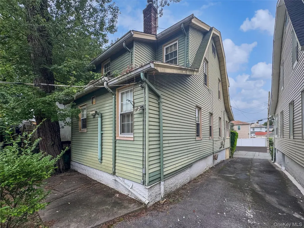 2123 Garrett Place Bronx NY 10466