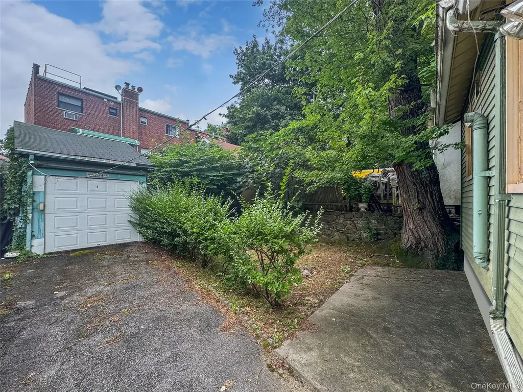 2123 Garrett Place Bronx NY 10466