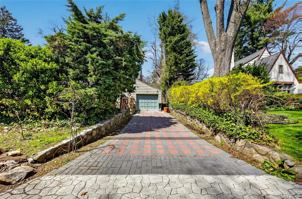16 Ascot Ridge Road Great Neck NY 11021