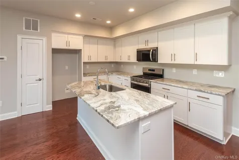 128 Hudson View Terrace Hyde Park NY 12538