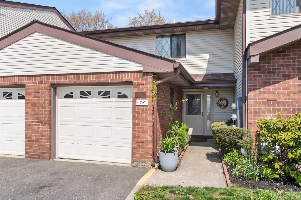 78 Cambridge Drive W Copiague NY 11726