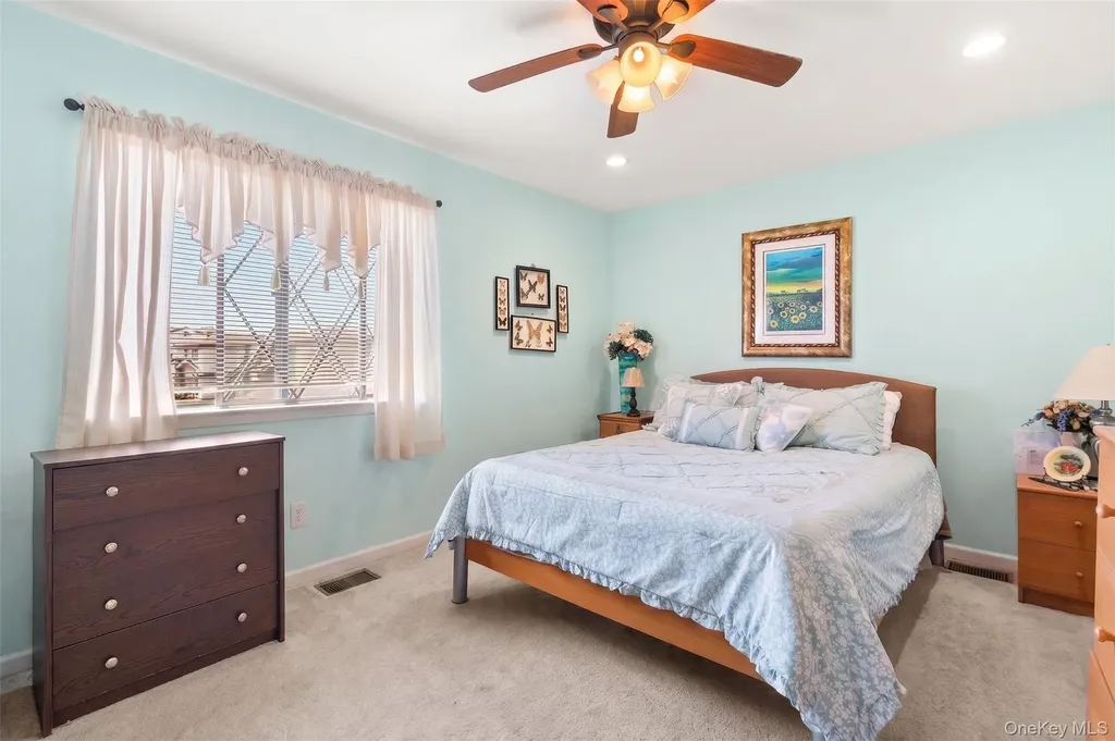 78 Cambridge Drive W Copiague NY 11726